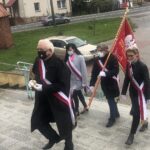 25.10.2020 Nadbrzezie. Uroczystość poświęcenia tablic patrona mostu na Wiśle, bł. ks. Jerzego Popiełuszki. Na zdjęciu: Andrzej Gach - koordynator Wspólnoty Misjonarzy Księdza Jerzego Popiełuszki przy parafii Nawrócenia św. Pawła w Sandomierzu, Anna Glibowska - przewodnicząca NSZZ” Solidarność” w Szpitalu Specjalistycznym w Sandomierzu, Marek Chruściel - miejski radny,  Barbara Sudoł - przewodnicząca NSZZ „ Solidarność” w Pilkington Polska / Grażyna Szlęzak-Wójcik / Radio Kielce