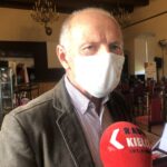 09.10.2020 Sandomierz. Przekazanie pamiątek po literatach do muzeum w Sandomierzu. Na zdjęciu: Jerzy Krzemiński - były kierownik działu literatury w Muzeum Okręgowym w Sandomierzu / Grażyna Szlęzak-Wójcik / Radio Kielce