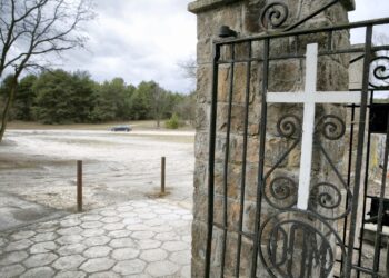 22.02.2016 Kielce. Cmentarz i parking przed cmentarzem na Białogonie. / Jarosław Kubalski / Radio Kielce