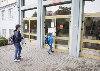 02.08.2020 Kielce. Koronawirus. Szkoła Podstawowa nr 19. Dzieci w maseczkach wchodzą do szkoły / Jarosław Kubalski / Radio Kielce