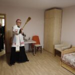 01.10.2020 Wiśniówka. Nowe mieszkania chronione. Uroczystość otwarcia. Biskup Andrzej Kaleta / Jarosław Kubalski / Radio Kielce