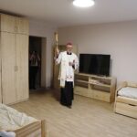 01.10.2020 Wiśniówka. Nowe mieszkania chronione. Uroczystość otwarcia. Biskup Andrzej Kaleta / Jarosław Kubalski / Radio Kielce