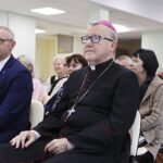 01.10.2020 Wiśniówka. Nowe mieszkania chronione. Uroczystość otwarcia. Wójt Masłowa Tomasz Lato i biskup Andrzej Kaleta / Jarosław Kubalski / Radio Kielce