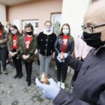 08.10.2020 Kielce. Inauguracja kampanii "Pola Nadziei". Sadzenie żonkili przy budynku Hospicjum im. św. Matki Teresy z Kalkuty / Jarosław Kubalski / Radio Kielce