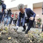 08.10.2020 Kielce. Inauguracja kampanii "Pola Nadziei". Sadzenie żonkili przy budynku Hospicjum im. św. Matki Teresy z Kalkuty. Senator Krzysztof Słoń / Jarosław Kubalski / Radio Kielce