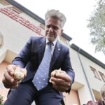 08.10.2020 Kielce. Inauguracja kampanii "Pola Nadziei". Sadzenie żonkili przy budynku Hospicjum im. św. Matki Teresy z Kalkuty. Senator Krzysztof Słoń / Jarosław Kubalski / Radio Kielce