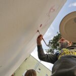 08.10.2020 Kielce. Muzeum Dialogu Kultur. Malowanie na ścianie / Jarosław Kubalski / Radio Kielce