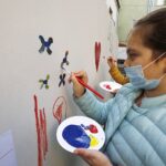 08.10.2020 Kielce. Muzeum Dialogu Kultur. Malowanie na ścianie / Jarosław Kubalski / Radio Kielce