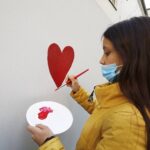 08.10.2020 Kielce. Muzeum Dialogu Kultur. Malowanie na ścianie / Jarosław Kubalski / Radio Kielce