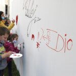 08.10.2020 Kielce. Muzeum Dialogu Kultur. Malowanie na ścianie / Jarosław Kubalski / Radio Kielce