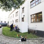 08.10.2020 Kielce. Muzeum Dialogu Kultur. Malowanie na ścianie / Jarosław Kubalski / Radio Kielce