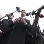 15.10.2020 Kielce. Rynek. Poseł Konfederacji Krzysztof Bosak podczas konferencji prasowej / Jarosław Kubalski / Radio Kielce