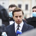 15.10.2020 Kielce. Rynek. Poseł Konfederacji Krzysztof Bosak podczas konferencji prasowej / Jarosław Kubalski / Radio Kielce