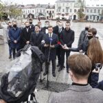 15.10.2020 Kielce. Rynek. Poseł Konfederacji Krzysztof Bosak (przy mikrofonie) podczas konferencji prasowej / Jarosław Kubalski / Radio Kielce