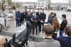 15.10.2020 Kielce. Rynek. Poseł Konfederacji Krzysztof Bosak (przy mikrofonie) podczas konferencji prasowej / Jarosław Kubalski / Radio Kielce