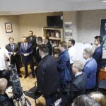 15.10.2020 Kielce. Otwarcie biura poselskiego posła Konfederacji Krzysztofa Bosaka przy ulicy Złotej 19. Biuro Poświęcił ks.Stanisław Strycharczyk / Jarosław Kubalski / Radio Kielce