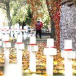 24.10.2020 Kielce. Sprzątanie grobów na cmentarzach. Stowarzyszenie "Kieleccy Patrioci" / Jarosław Kubalski / Radio Kielce