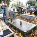 24.10.2020 Kielce. Sprzątanie grobów na cmentarzach. Stowarzyszenie "Kieleccy Patrioci" / Jarosław Kubalski / Radio Kielce