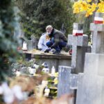 24.10.2020 Kielce. Sprzątanie grobów na cmentarzach. Stowarzyszenie "Kieleccy Patrioci" / Jarosław Kubalski / Radio Kielce