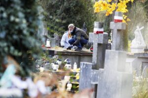 24.10.2020 Kielce. Sprzątanie grobów na cmentarzach. Stowarzyszenie "Kieleccy Patrioci" / Jarosław Kubalski / Radio Kielce