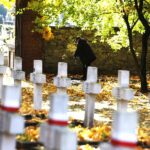 24.10.2020 Kielce. Sprzątanie grobów na cmentarzach / Jarosław Kubalski / Radio Kielce