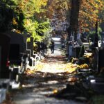 24.10.2020 Kielce. Sprzątanie grobów na cmentarzach / Jarosław Kubalski / Radio Kielce