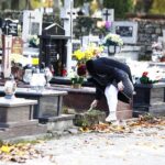 24.10.2020 Kielce. Sprzątanie grobów na cmentarzach / Jarosław Kubalski / Radio Kielce