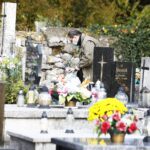 24.10.2020 Kielce. Sprzątanie grobów na cmentarzach / Jarosław Kubalski / Radio Kielce