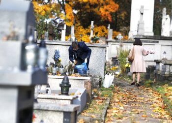24.10.2020 Kielce. Sprzątanie grobów na cmentarzach / Jarosław Kubalski / Radio Kielce