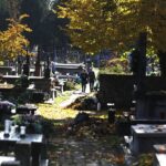 24.10.2020 Kielce. Sprzątanie grobów na cmentarzach / Jarosław Kubalski / Radio Kielce