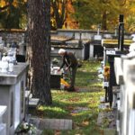 24.10.2020 Kielce. Sprzątanie grobów na cmentarzach / Jarosław Kubalski / Radio Kielce