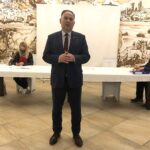 01.10.2020. Sandomierz. Zebranie sandomierskich struktur Prawa i Sprawiedliwości. Na zdjęciu (od lewej): Justyna Rębisz - biuro posła Marka Kwitka, Marek Kwitek - poseł PiS i Krzysztof Szatan - sekretarz zarządu powiatowego PiS w Sandomierzu / Grażyna Szlęzak-Wójcik / Radio Kielce