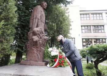 14.10.2020 Kielce. Wojewoda Zbigniew Koniusz składa kwiaty pod pomnikiem Stefana Żeromskiego przy