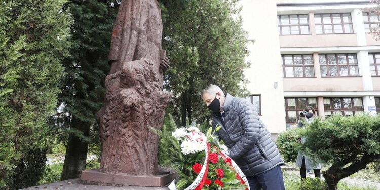14.10.2020 Kielce. Wojewoda Zbigniew Koniusz składa kwiaty pod pomnikiem Stefana Żeromskiego przy