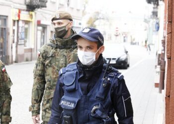 18.10.2020 Kielce. Koronawirus. Maseczki. Patrol WOT i policji / Jarosław Kubalski / Radio Kielce