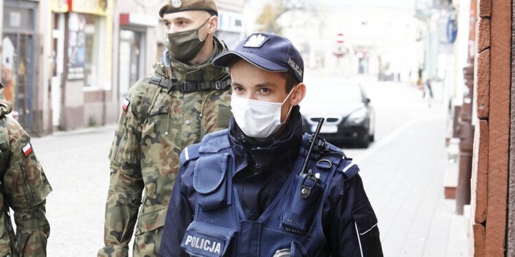 18.10.2020 Kielce. Koronawirus. Maseczki. Patrol WOT i policji / Jarosław Kubalski / Radio Kielce