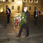 19.10.2020 Kielce. Uroczystości w 36. rocznicę śmierci księdza Jerzego Popiełuszki. Złożenie kwiatów pod pomnikiem. Senator Krzysztof Słoń / Jarosław Kubalski / Radio Kielce