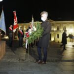 19.10.2020 Kielce. Uroczystości w 36. rocznicę śmierci księdza Jerzego Popiełuszki. Złożenie kwiatów pod pomnikiem. Senator Krzysztof Słoń / Jarosław Kubalski / Radio Kielce