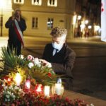 19.10.2020 Kielce. Uroczystości w 36. rocznicę śmierci księdza Jerzego Popiełuszki. Złożenie kwiatów pod pomnikiem. Senator Krzysztof Słoń / Jarosław Kubalski / Radio Kielce