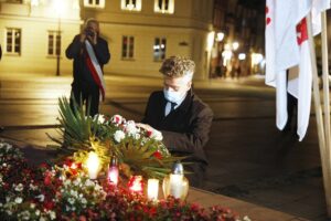 19.10.2020 Kielce. Uroczystości w 36. rocznicę śmierci księdza Jerzego Popiełuszki. Złożenie kwiatów pod pomnikiem. Senator Krzysztof Słoń / Jarosław Kubalski / Radio Kielce