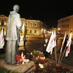 19.10.2020 Kielce. Uroczystości w 36. rocznicę śmierci księdza Jerzego Popiełuszki. Złożenie kwiatów pod pomnikiem / Jarosław Kubalski / Radio Kielce