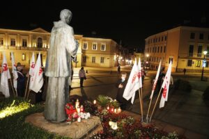 19.10.2020 Kielce. Uroczystości w 36. rocznicę śmierci księdza Jerzego Popiełuszki. Złożenie kwiatów pod pomnikiem / Jarosław Kubalski / Radio Kielce