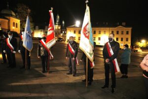 19.10.2020 Kielce. Uroczystości w 36. rocznicę śmierci księdza Jerzego Popiełuszki. Złożenie kwiatów pod pomnikiem / Jarosław Kubalski / Radio Kielce