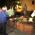 19.10.2020 Kielce. Uroczystości w 36. rocznicę śmierci księdza Jerzego Popiełuszki. Złożenie kwiatów pod pomnikiem / Jarosław Kubalski / Radio Kielce