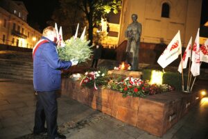 19.10.2020 Kielce. Uroczystości w 36. rocznicę śmierci księdza Jerzego Popiełuszki. Złożenie kwiatów pod pomnikiem / Jarosław Kubalski / Radio Kielce