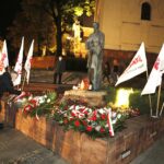19.10.2020 Kielce. Uroczystości w 36. rocznicę śmierci księdza Jerzego Popiełuszki. Złożenie kwiatów pod pomnikiem / Jarosław Kubalski / Radio Kielce