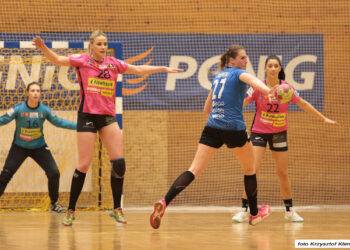 Kielce. Mecz Korona Handball - KPR Jelenia Góra. Na zdjęciu (druga z lewej): Paulina Piwowarczyk / Krzysztof Klimek