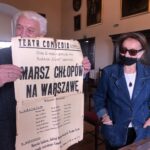 09.10.2020 Sandomierz. Przekazanie pamiątek po literatach do muzeum w Sandomierzu. Na zdjęciu (od lewej): Krzysztof Burek i Marta Burek / Grażyna Szlęzak-Wójcik / Radio Kielce