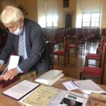 09.10.2020 Sandomierz. Przekazanie pamiątek po literatach do muzeum w Sandomierzu. Na zdjęciu: Krzysztof Burek syn Wincentego Burka. / Grażyna Szlęzak-Wójcik / Radio Kielce