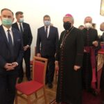 08.10.2020. Sandomierz. 200-lecie Wyższego Seminarium Duchownego w Sandomierzu. Na zdjęciu (od lewej): Marek Kwitek - poseł PiS, Marcin Marzec - burmistrz Sandomierza,  Wojciech Czerwiec - przewodniczący . rady miasta , bp Krzysztof Nitkiewicz / Grażyna Szlęzak-Wójcik / Radio Kielce